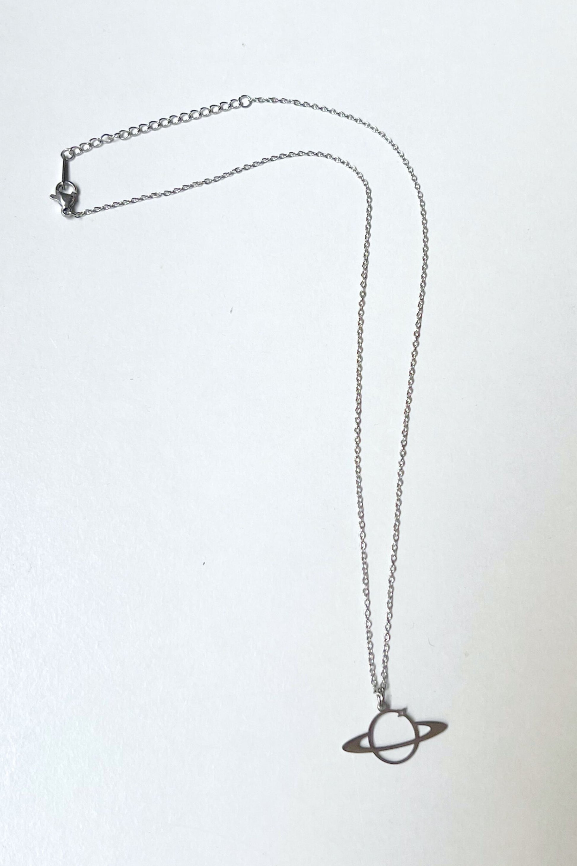 collier planete saturne argent midnite acier inoxydable homme femme bijoux festival techno party summer ete 2026 chic