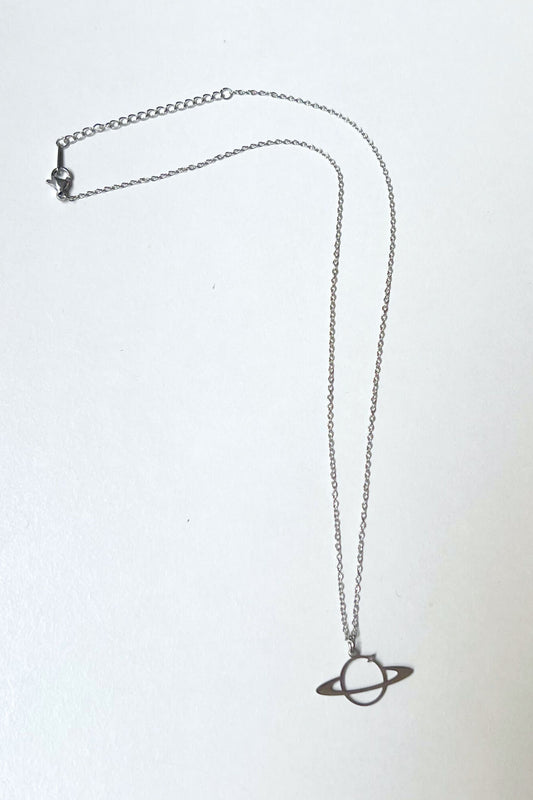 collier planete saturne argent midnite acier inoxydable homme femme bijoux festival techno party summer ete 2026 chic