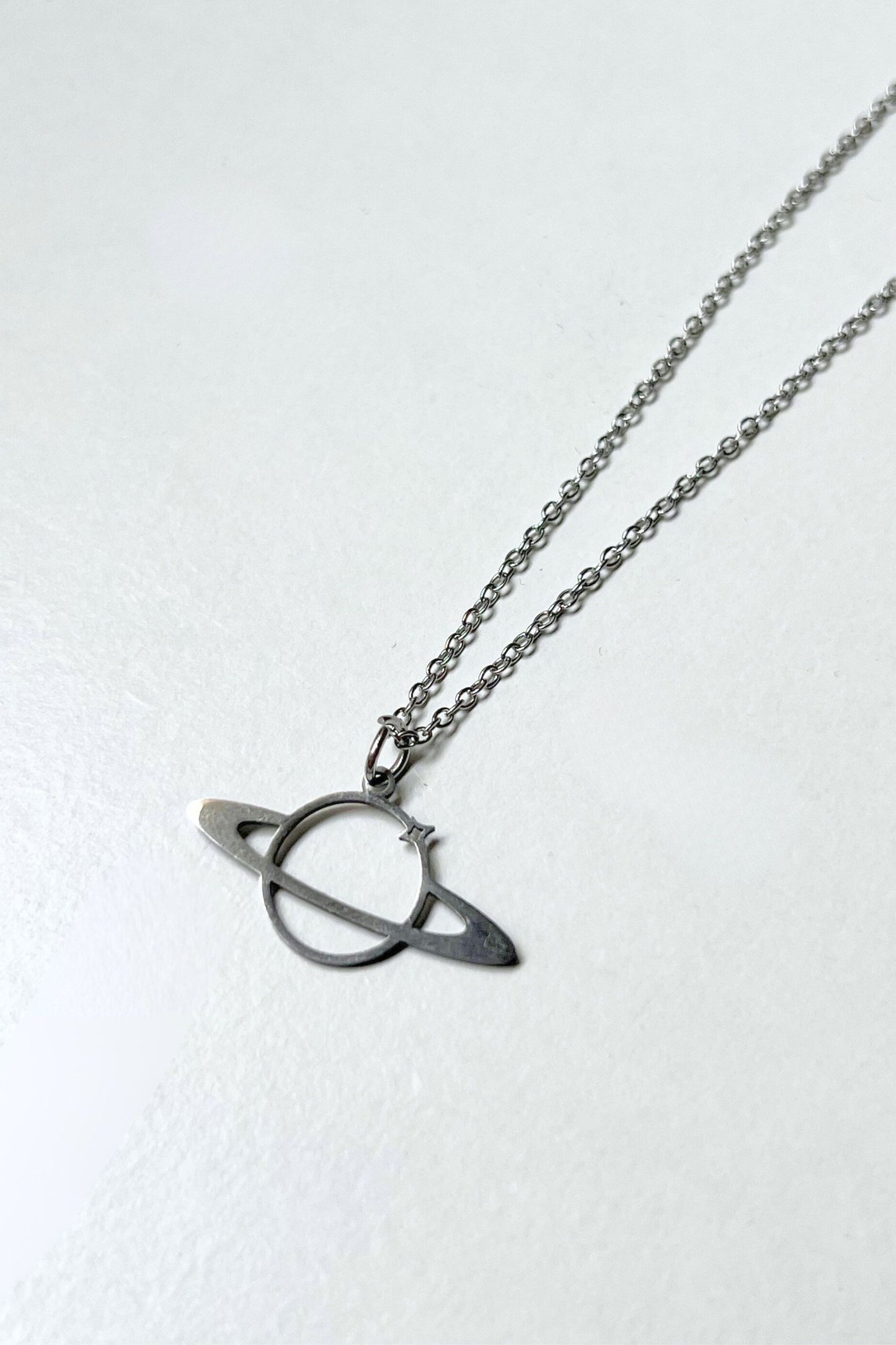 collier planete saturne argent midnite acier inoxydable homme femme bijoux festival techno party summer ete 2026 chic