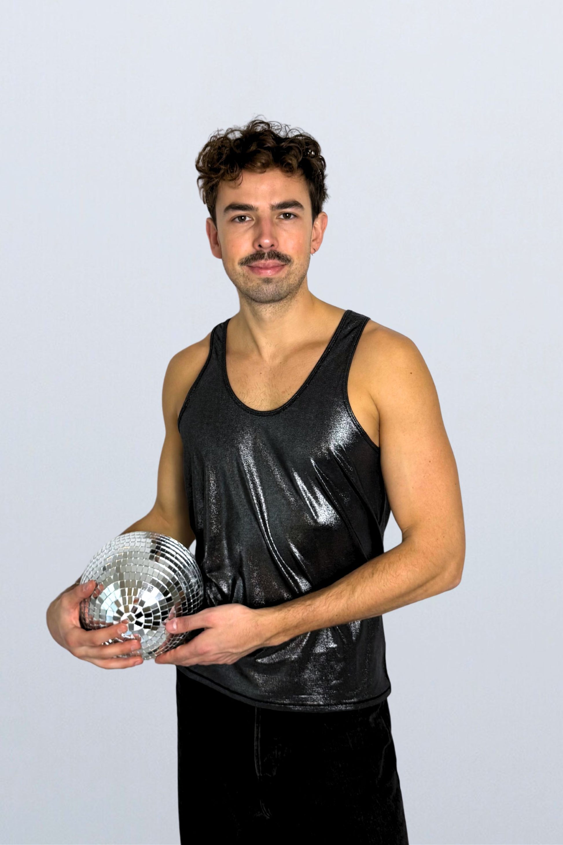 débardeur argenté paillettes homme midnite gris noir europe festival electro portugal queer proud
